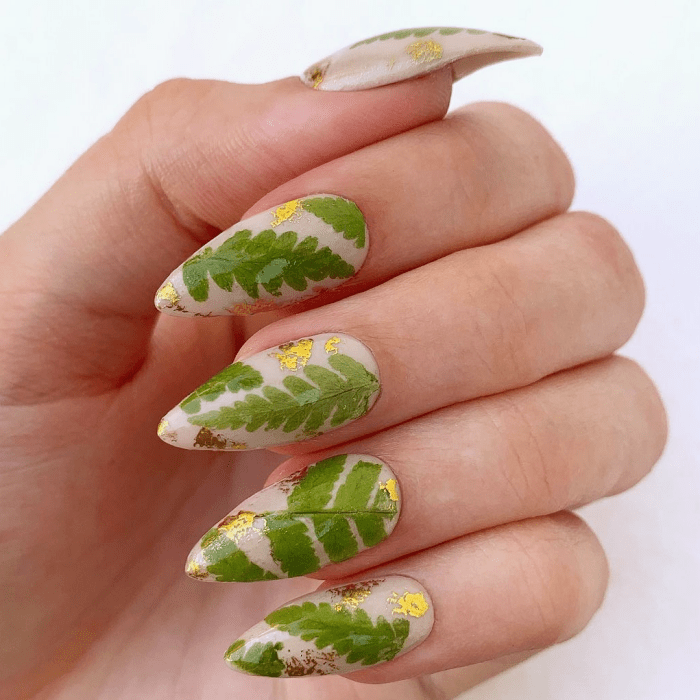 15 Diseños de uñas verdes para combinar con la primavera