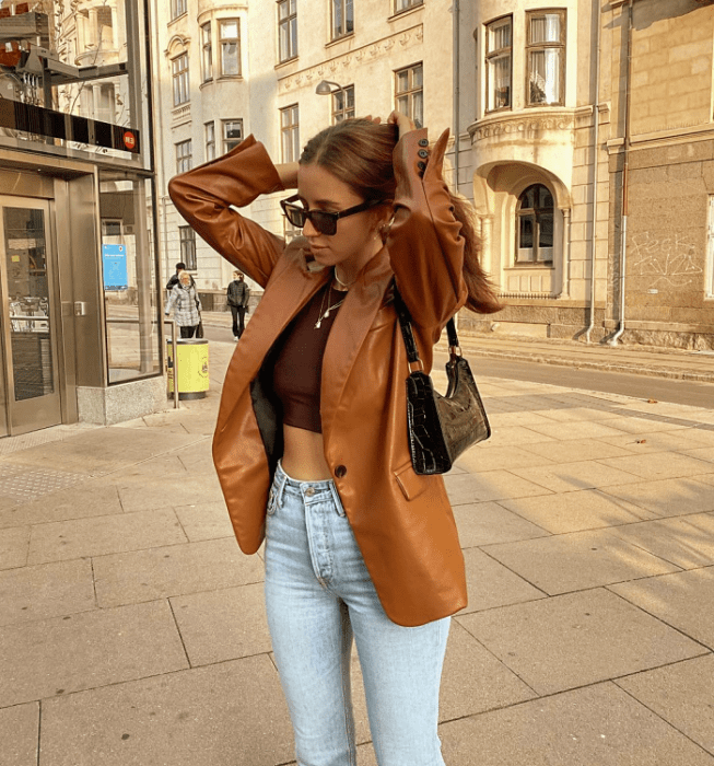 chica de cabello largo usando lentes de sol camiseta, camisa, top, sudadera, crop top, blusa oversized, corta, de manga larga, abombadas, con botones, de color azul, celeste, verde, café, gris, negro, amarillo, blanco, shorts, pantalones de mezclilla, jeans, shorts de ciclismo, bolso pequeño de cuero