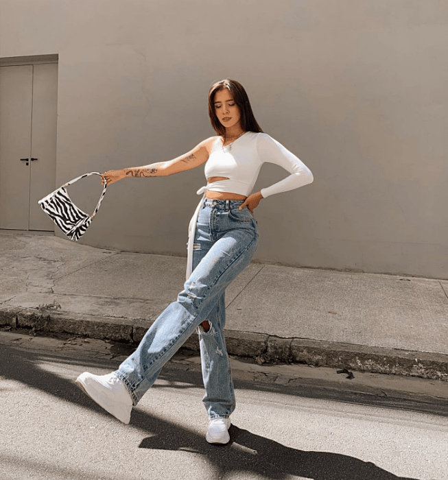 chica de cabello largo usando lentes de sol camiseta, camisa, top, sudadera, crop top, blusa oversized, corta, de manga larga, abombadas, con botones, de color azul, celeste, verde, café, gris, negro, amarillo, blanco, shorts, pantalones de mezclilla, jeans, shorts de ciclismo, bolso pequeño de cuero