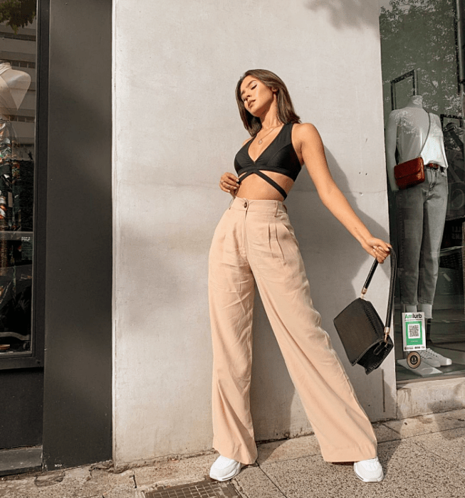 chica de cabello largo usando lentes de sol camiseta, camisa, top, sudadera, crop top, blusa oversized, corta, de manga larga, abombadas, con botones, de color azul, celeste, verde, café, gris, negro, amarillo, blanco, shorts, pantalones de mezclilla, jeans, shorts de ciclismo, bolso pequeño de cuero