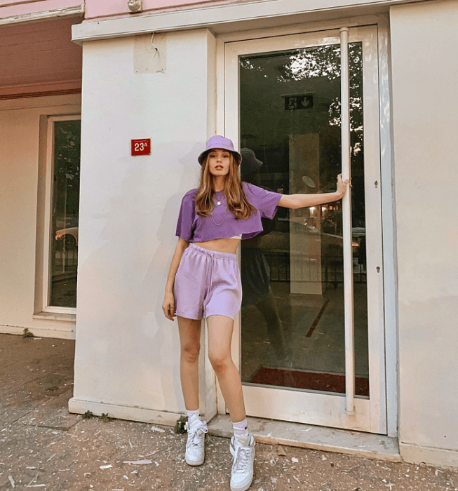 chica de cabello largo usando lentes de sol camiseta, camisa, top, sudadera, crop top, blusa oversized, corta, de manga larga, abombadas, con botones, de color azul, celeste, verde, café, gris, negro, amarillo, blanco, shorts, pantalones de mezclilla, jeans, shorts de ciclismo, bolso pequeño de cuero