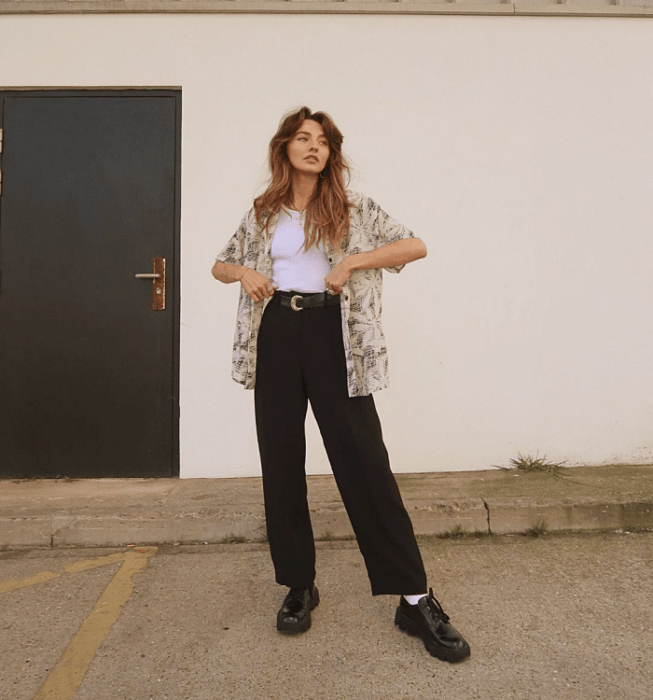 chica de cabello largo usando una camiseta blanca, camisa de vestir, saco, blazer, chaqueta de cuero, beige, negra, verde de rayas, pantalones de vestir, jeans a la cintura, cinturón, zapatos, botas, botines, mocasines, lentes de sol