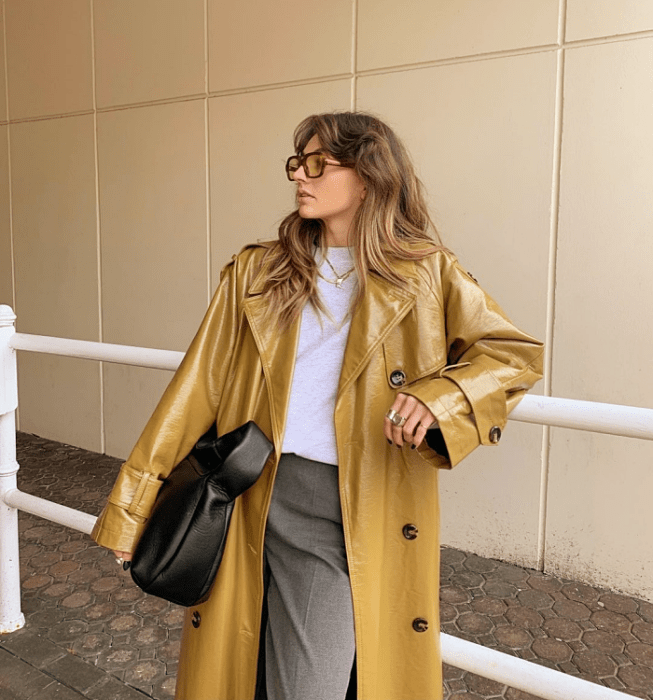 chica de cabello largo usando una camiseta blanca, camisa de vestir, saco, blazer, chaqueta de cuero, beige, negra, verde de rayas, pantalones de vestir, jeans a la cintura, cinturón, zapatos, botas, botines, mocasines, lentes de sol