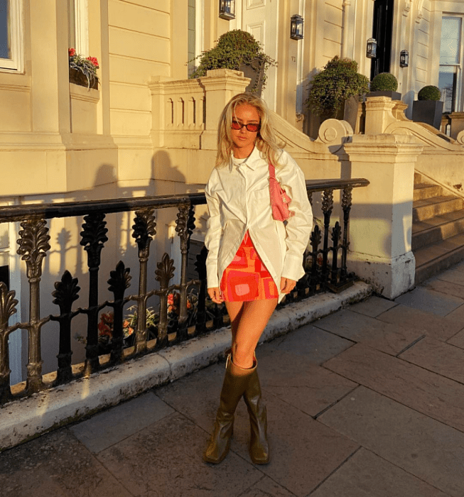 chica de cabello largo usando un outfit sesentero con minifalda, vestido, blusa, crop top, botas de plataforma con colores brillantes amarillo, rojo, rosa, azul, verde, blanco y lentes de sol amarillos grandes