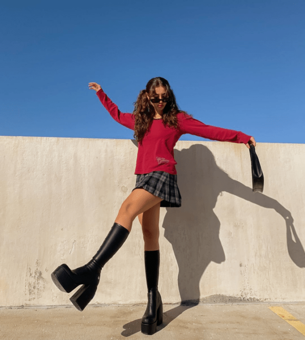 chica con cabello largo usando un top, crop top, blusa, camisa, camiseta, jeans, pantalones, minifalda, shorts, falda, tenis, tacones, sandalias de color celeste, pastel, rosa, verde, negro, azul, amarillo, verde oscuro y negro