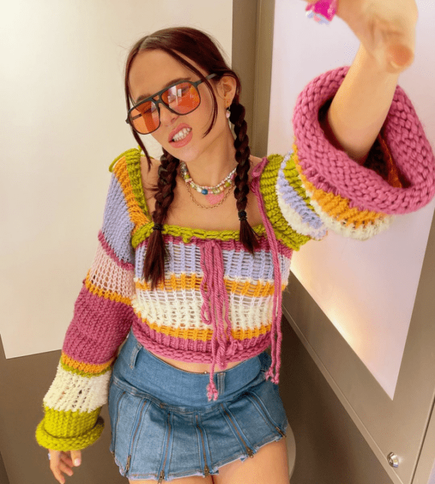 chica con cabello largo usando un top, crop top, blusa, camisa, camiseta, jeans, pantalones, minifalda, shorts, falda, tenis, tacones, sandalias de color celeste, pastel, rosa, verde, negro, azul, amarillo, verde oscuro y negro