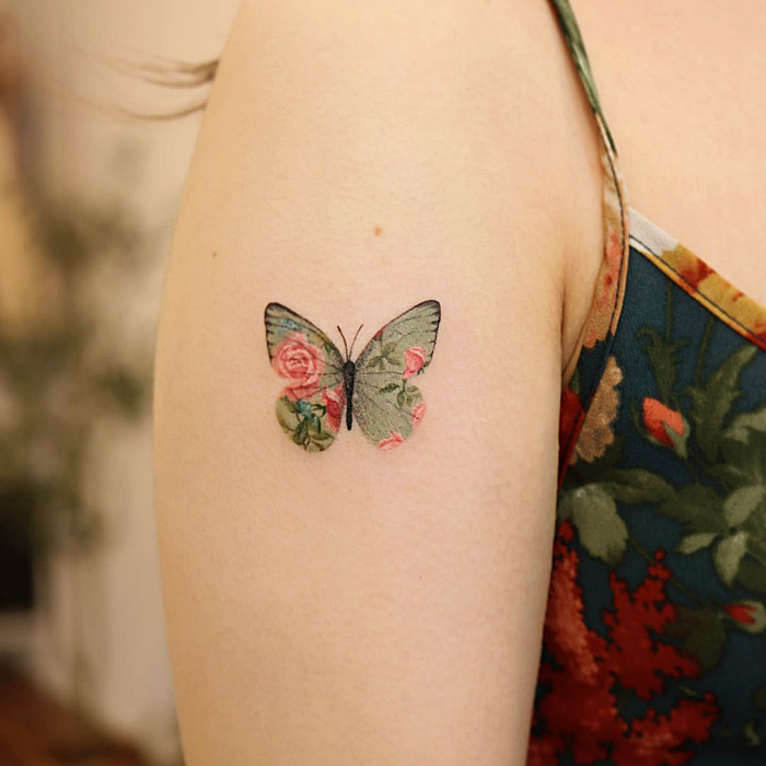 tatuaje minimalista sencillo, pequeño de color azul claro de florecita, mariposa, gatito, cono de nieve rosa pastel, naranja, zanahoria, amarillo, celeste