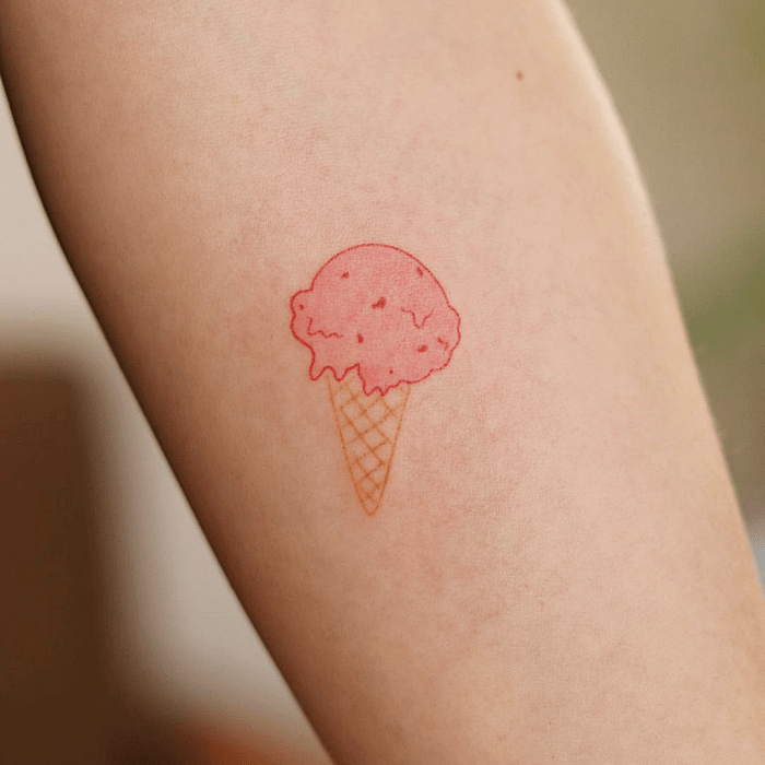 tatuaje minimalista sencillo, pequeño de color azul claro de florecita, mariposa, gatito, cono de nieve rosa pastel, naranja, zanahoria, amarillo, celeste