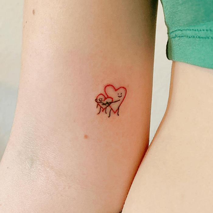 tatuaje minimalista sencillo, pequeño de color azul claro de florecita, mariposa, gatito, cono de nieve rosa pastel, naranja, zanahoria, amarillo, celeste