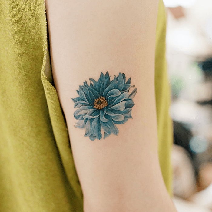 tatuaje minimalista sencillo, pequeño de color azul claro de florecita, mariposa, gatito, cono de nieve rosa pastel, naranja, zanahoria, amarillo, celeste