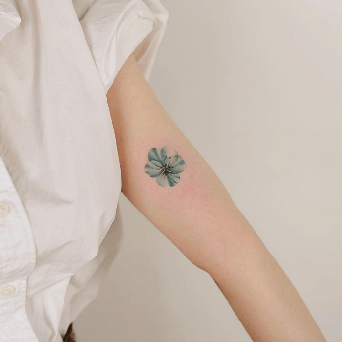 tatuaje minimalista sencillo, pequeño de color azul claro de florecita, mariposa, gatito, cono de nieve rosa pastel, naranja, zanahoria, amarillo, celeste