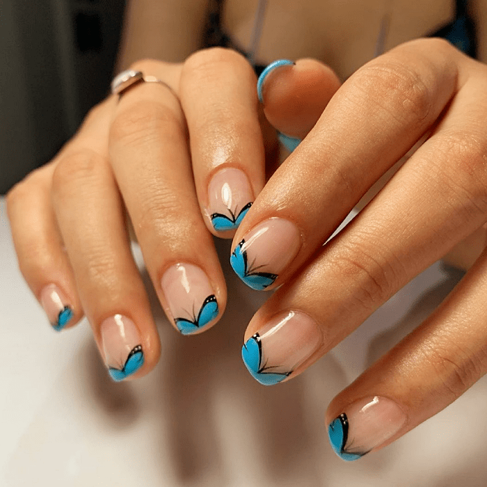 uñas, manicura con diseño minimalista de color dorado, negro, rosa, verde pastel, azul claro, animal print, esmalte holográfico, florecitas, alas de mariposa, estrellitas y sombras