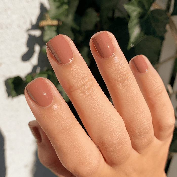 chicas naturales sin acrílico de color neutral, beige, blanco, puntas estilo francés, con corazones rojos, lila, puntos de colores, florecitas pequeñas y brillo