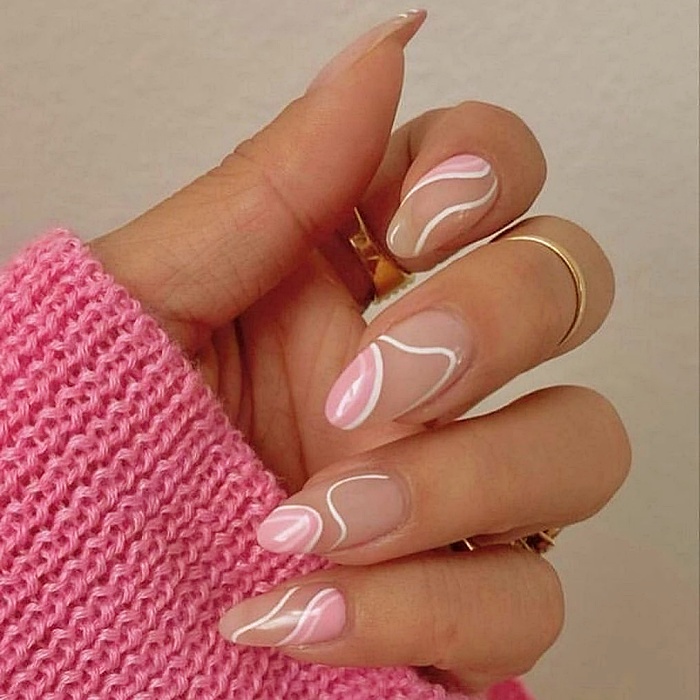 uñas, manicura, uñas postizas con diseño estilo efecto retro, psicodélico, hippie en color rosa, café, beige, nude, azul celeste, amarillo, tonos pastel