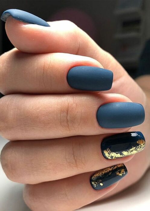 Manicura en tono azul con destellos dorados ;13 Ideas para animarte a llevar una manicura en tono mate 