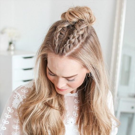 chica con peinado de trenzas y bun alto ;13 Peinados para enchularte en menos de 15 minutos