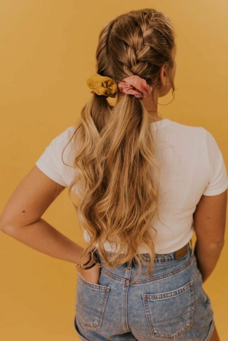 chica con trenzas y coletas bajas ;13 Peinados para enchularte en menos de 15 minutos