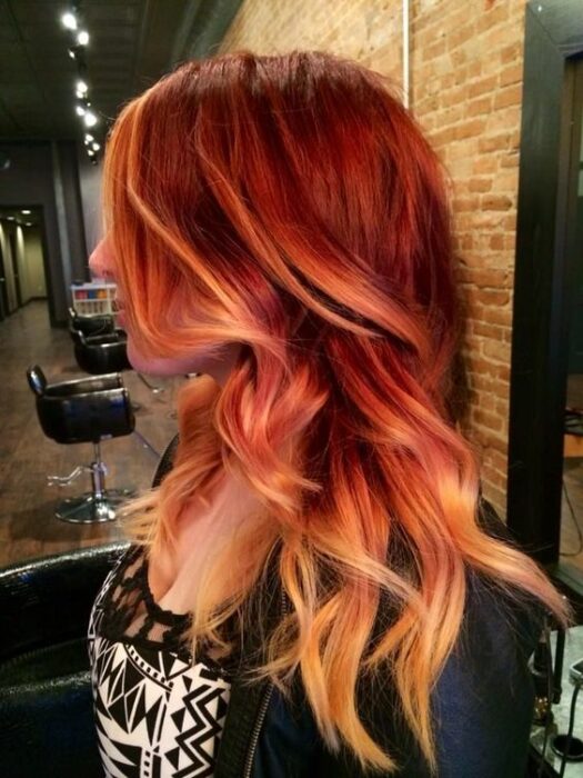 chcia con cabello teñido en rojo y amarillo ;13 Pruebas de que el tinte 'sunset copper' es la nueva tendencia