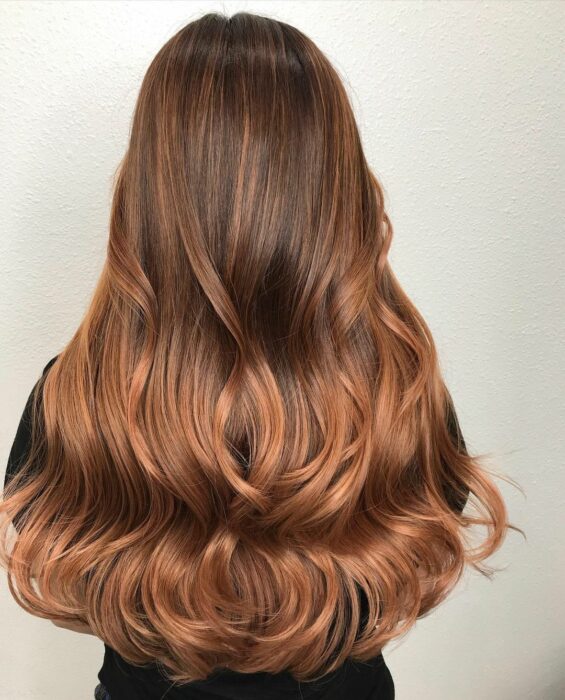 chica con cabello teñido en balayage rojizo ;13 Pruebas de que el tinte 'sunset copper' es la nueva tendencia