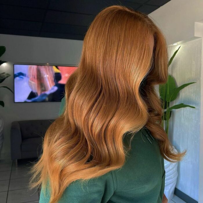 chica con cabello teñido en rojizo cobrizo ;13 Pruebas de que el tinte 'sunset copper' es la nueva tendencia