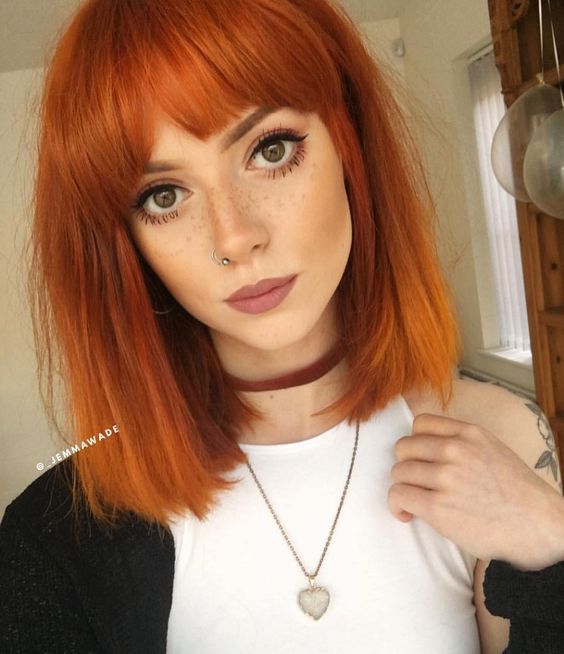 chica con cabello midi teñido en tono sunset ;13 Pruebas de que el tinte 'sunset copper' es la nueva tendencia