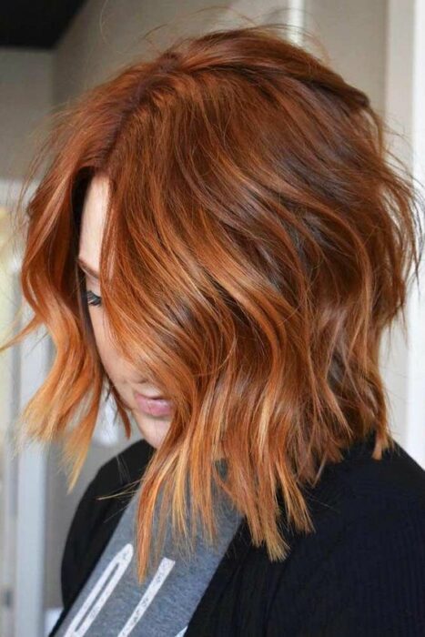 chica con corte pixie teñido en cobrizo ;13 Pruebas de que el tinte 'sunset copper' es la nueva tendencia