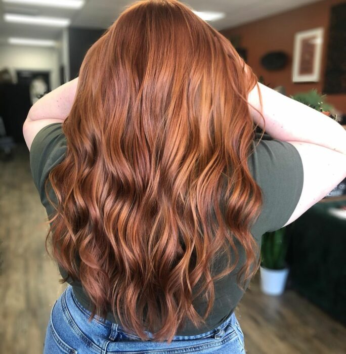 chica con cabello teñido en castaño con rojizo ;13 Pruebas de que el tinte 'sunset copper' es la nueva tendencia