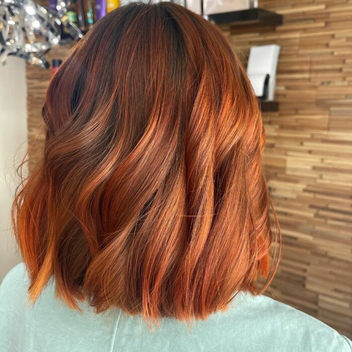 chica con cabello corto teñido en rojizo ;13 Pruebas de que el tinte 'sunset copper' es la nueva tendencia