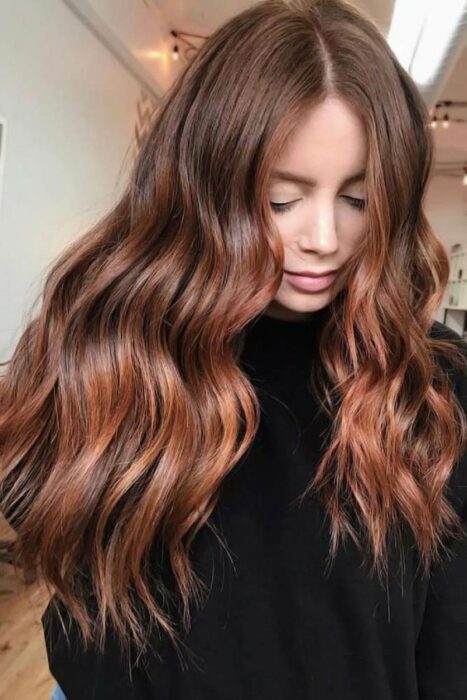 chica con cabello teñido en luces sunset copper ;13 Pruebas de que el tinte 'sunset copper' es la nueva tendencia