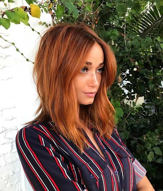 Chica con cabello teñido en rojizo ;13 Pruebas de que el tinte 'sunset copper' es la nueva tendencia