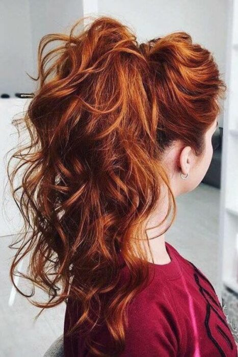 Chica con cabello de coleta y ondulados ;13 Pruebas de que el tinte 'sunset copper' es la nueva tendencia