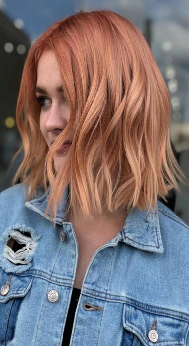 chica con cabello teñido en tono rosa rojizo ;13 Pruebas de que el tinte 'sunset copper' es la nueva tendencia