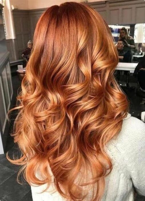 Chica con cabello largo mostrando su tinte ;13 Pruebas de que el tinte 'sunset copper' es la nueva tendencia