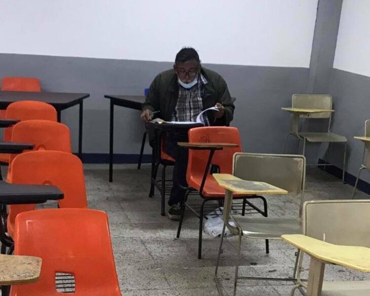 Abuelito haciendo un examen de admisión para la facultad de derecho 