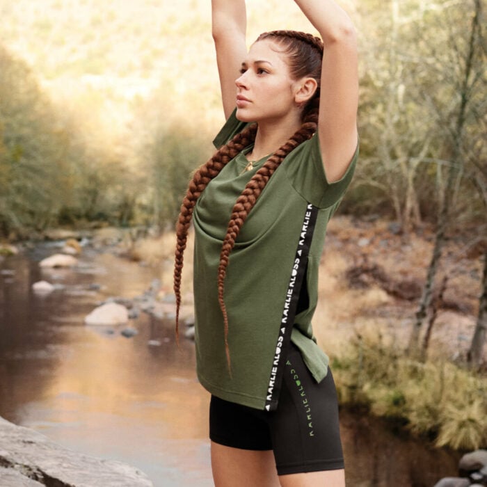 Chica usando un outfit de color verde de la marca adidas en colaboración con Karlie Klos