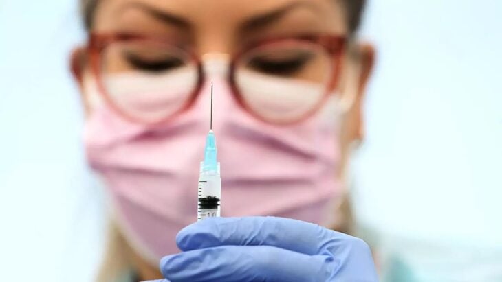 Enfermera sosteniendo una vacuna ;BioNTech y Pfizer prueban la primera vacuna contra el cáncer en humanos