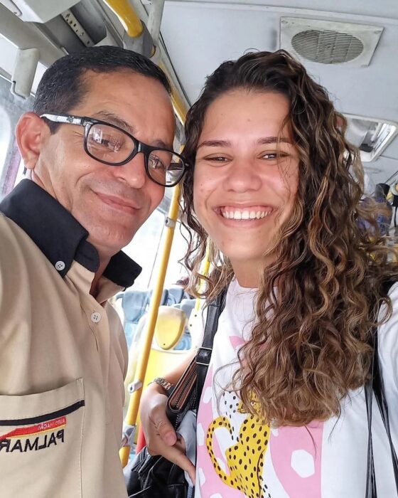 chica junto a un chofer de autobús ;Chofer de un autobus traslada gratis a una chica porque no tenía dinero e iba a una entrevista de trabajo