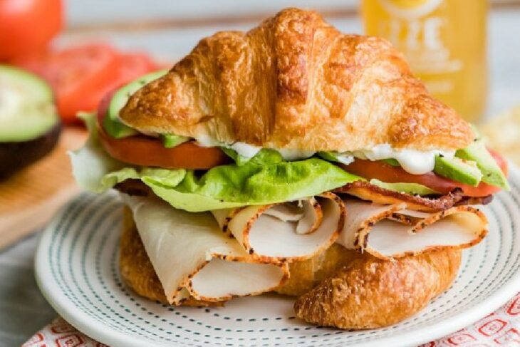 Croissant con jamón y verduras 