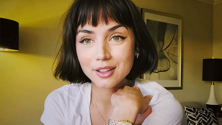 Ana de armas posando para una foto mientras usa el cabello corto  