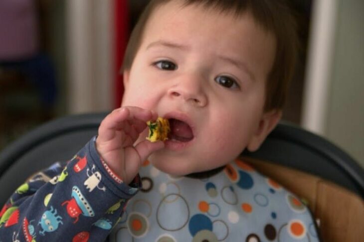 Child eating vegetables 