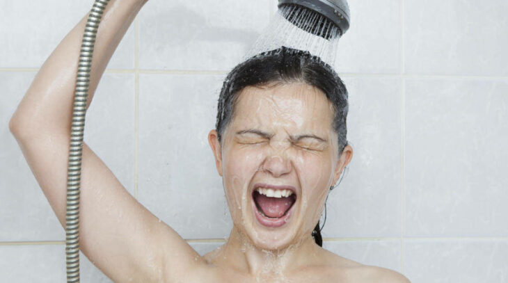 Chica tomando una ducha por la mañana