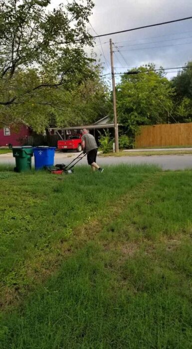 Hombre podando el césped; Este es mi papá, podando el césped de mi madre. Llevan 28 años divorciados