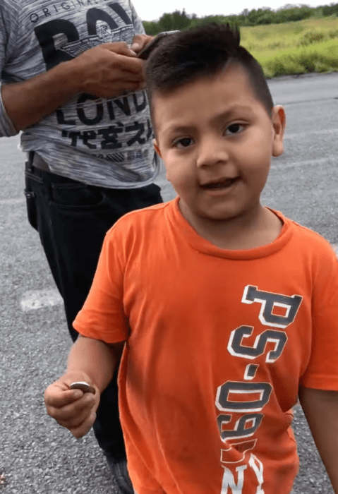 Niño comprando naranjas en plena volcadura