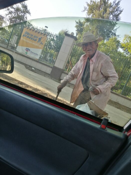 Abuelito caminando en la calle; Familia adopta a abuelito de 108 años que vivía solo bajo un árbol