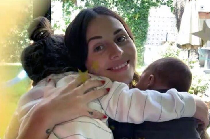 Zuria Vega sosteniendo a sus hijos en brazos 