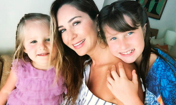 Geraldine Bazan posando para una foto junto a sus hijas 