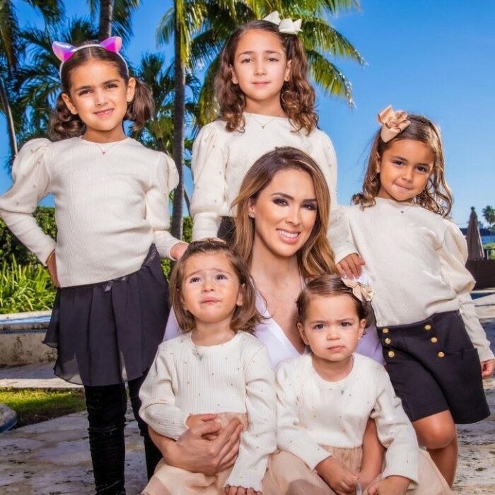 Jacquelin Bracamontes posando para una foto junto a sus hijas 