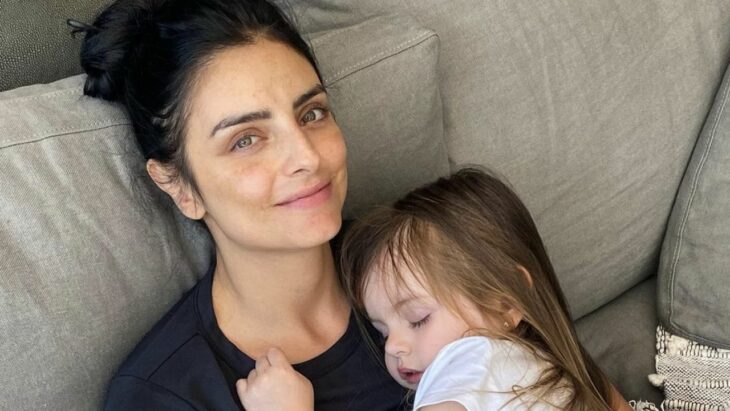 Aislinn Derbez sleeping with her daughter 