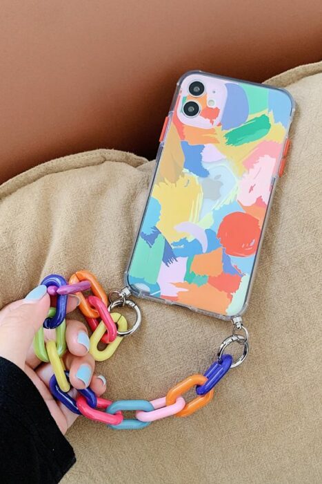 Chica con una funda para celular con correa