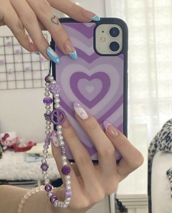 Chica con una funda para celular con correa  